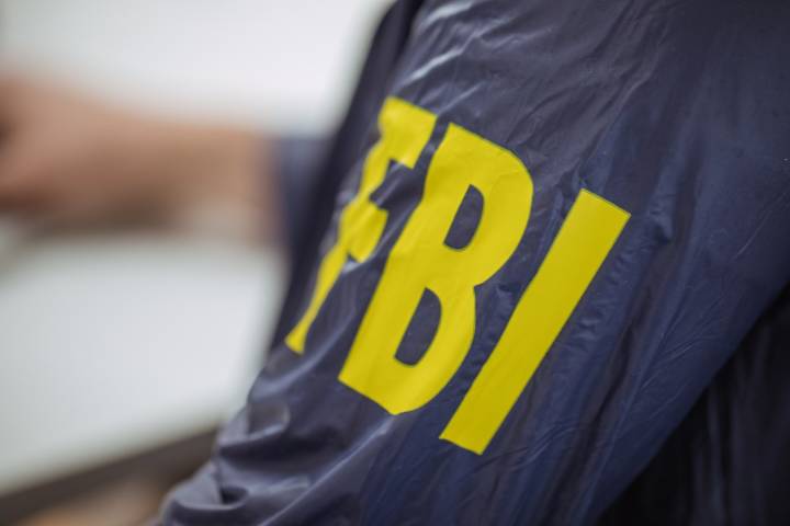 FBI arresta en Texas a hombre que amenazó con tiroteo en un desfile del orgullo