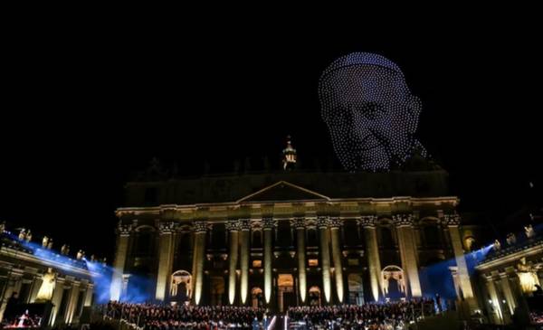 Miles de drones formaron su rostro: el emotivo homenaje al papa Francisco en el Vaticano