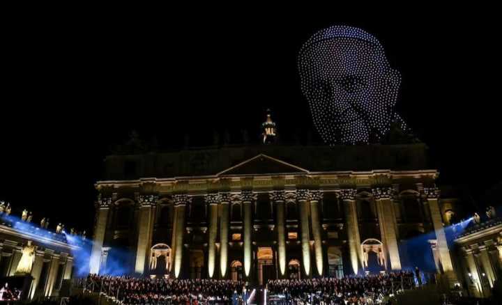 Homenaje al papa Francisco: miles de drones dibujaron su rostro en el Vaticano