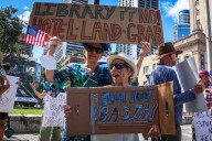 Activistas protestan contra la biblioteca de Trump en Miami, por considerarla "un insulto"