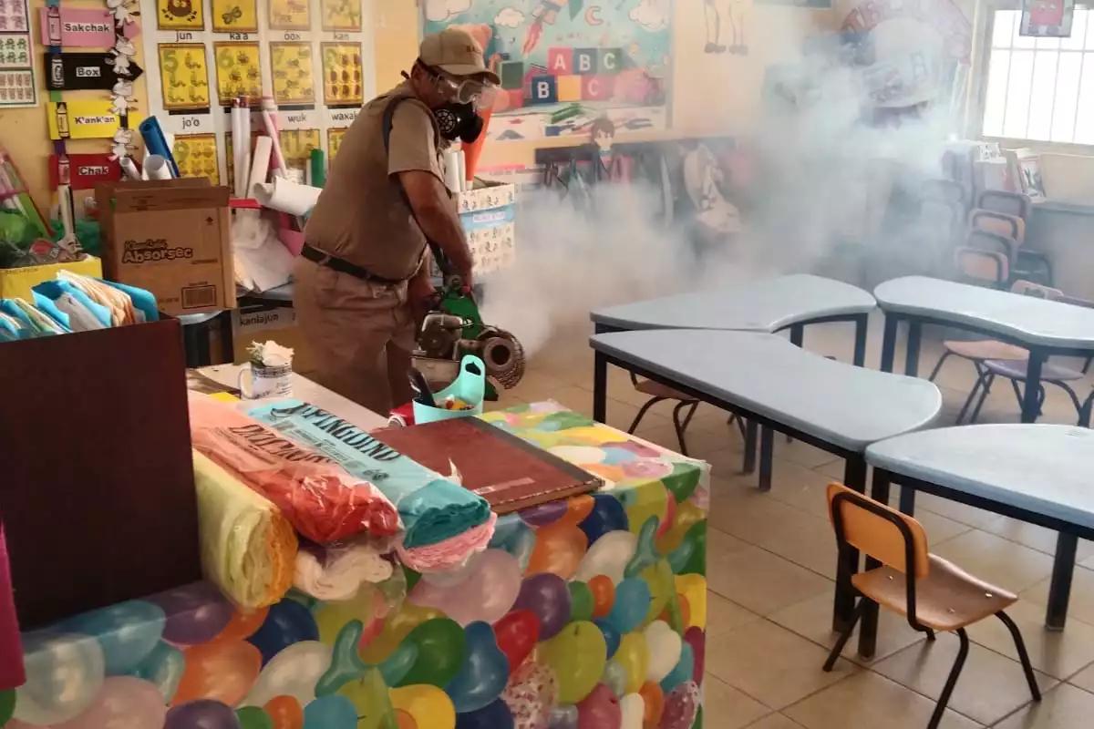 Fumigan escuelas y casas tras seis casos de Coxsackie en Pugnachén, Calkiní