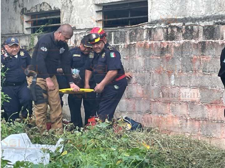 Hombre cae a pozo de 30 metros en Valladolid; bombero resulta lesionado