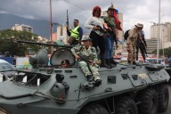 Fusil en mano, el chavismo marcha para defender a Nicolás Maduro ante Donald Trump