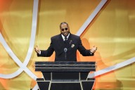 Carmelo Anthony delivers powerful, emotional HOF speech: ‘I stand for the dreamers’