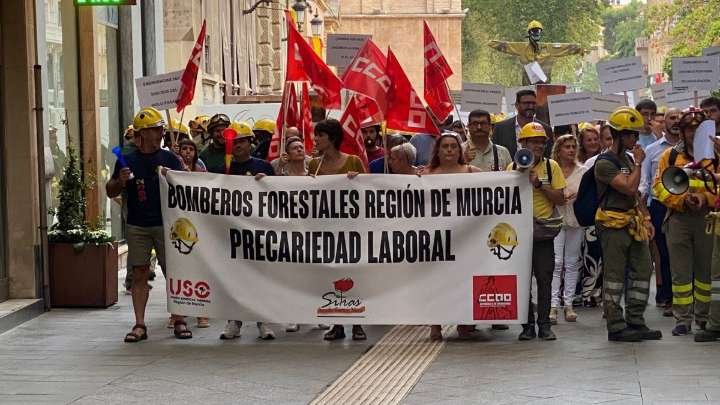 Los bomberos forestales exigen mejoras laborales y estabilidad en la Región