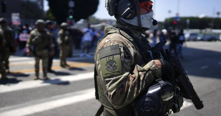 Después de que las redadas de ICE aumentaron este verano, las llamadas al Departamento de Policía de Los Ángeles se desplomaron
