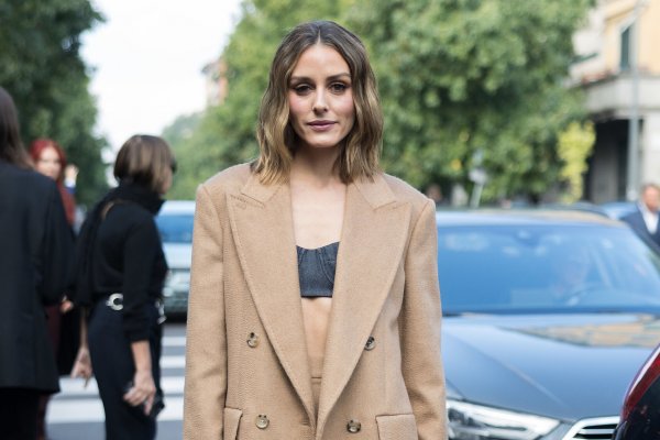 No nos acordábamos de Olivia Palermo, hasta que la hemos visto en Milán con el abrigo más deseado y el look más cool del otoño