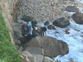 La impresionante caída de un Jeep sobre un barranco en Chile: sus ocupantes sobrevivieron de milagro