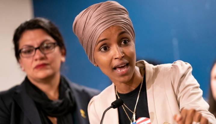 Lo que dijo Trump sobre Ilhan Omar, la congresista demócrata que impulsa resolución para frenar acciones en el Caribe
