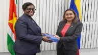 Surinam y Venezuela reforzarán sus relaciones en petróleo, educación y finanzas