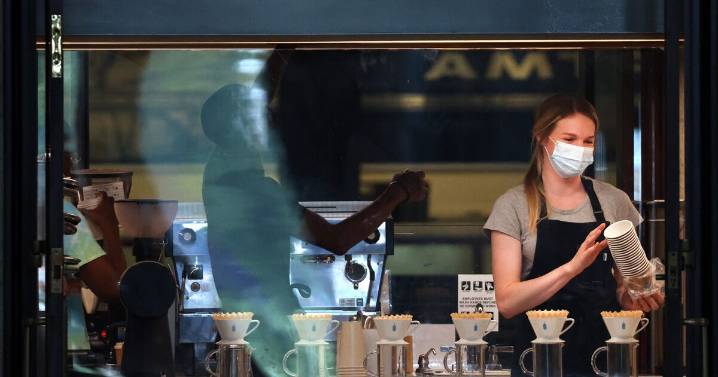 Crecimiento de empleo en EU se debilita bruscamente en agosto; tasa de desempleo sube a 4.3%