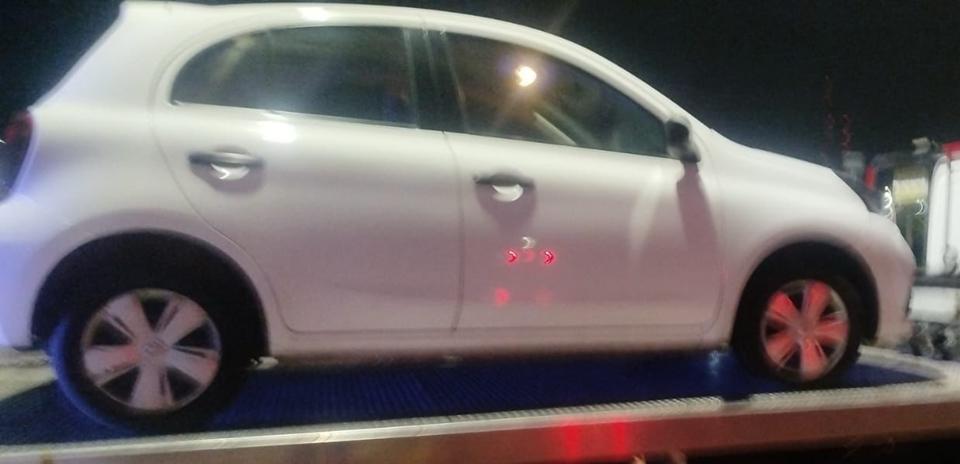 Mujer es detenida por no usar cinturón; manejaba un auto robado