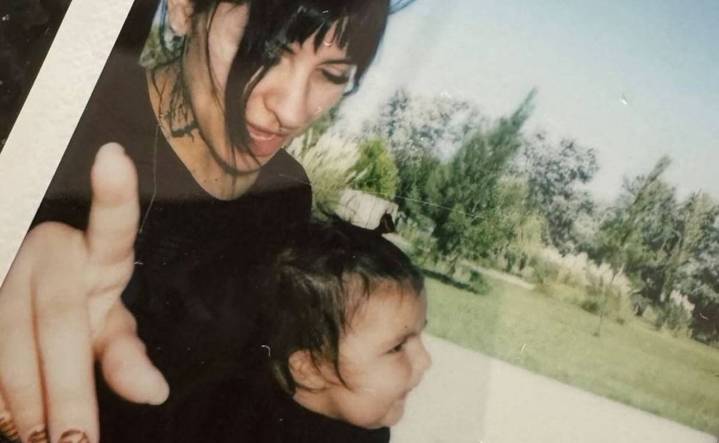 Cazzu pasa uno de los peores momentos de su vida al mediar con el abogado de su ex Nodal el permiso para poder viajar con su hija Inti