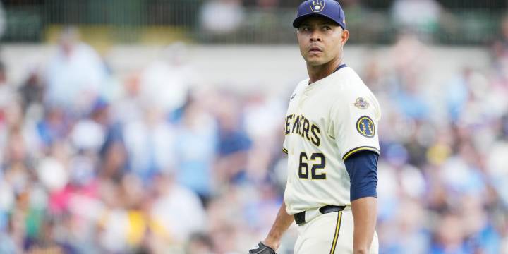 Brewers place Jose Quintana on injured list with calf strain