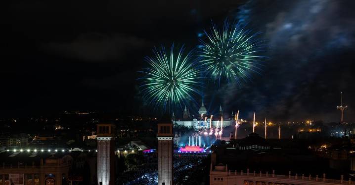 Estopa con seis temas en catalán y la Font Màgica recuperada llenan de fiesta el Piromusical