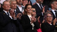 Kate Middleton sorprende en la Copa Mundial de Rugby femenina con el traje negro que mejor queda con blusas románticas