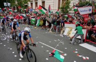 Ministro español pide expulsar a equipo israelí de la Vuelta a España tras protesta