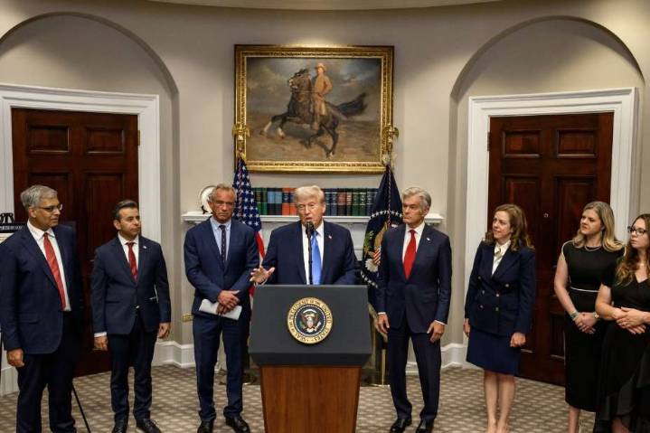 Impone Trump arancel de 100 % a fármacos y tarifas extra a muebles