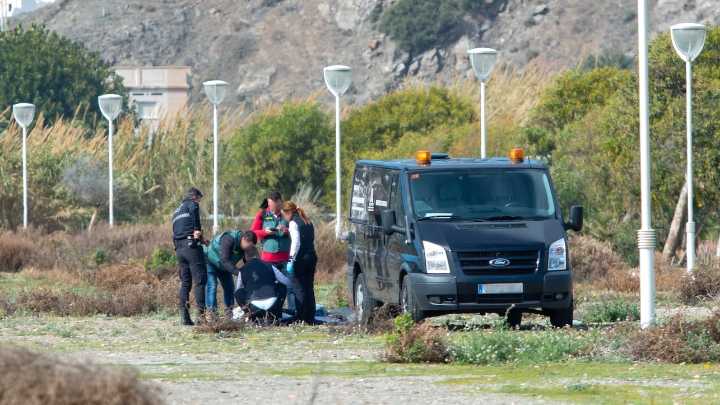 Policía investiga el hallazgo del cadáver de una mujer tirado en un descampado