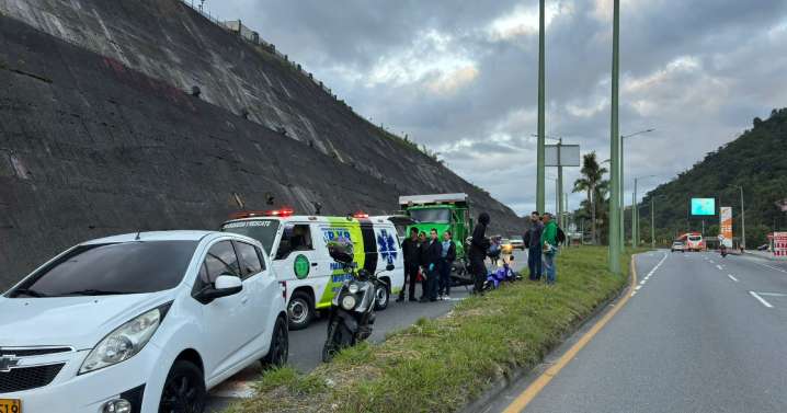 Motociclista resulta lesionada en choque con carro en la carretera Panamericana, de Manizales