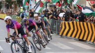 Ciclista cayó por culpa de un manifestante y crece el malestar en la Vuelta 2025