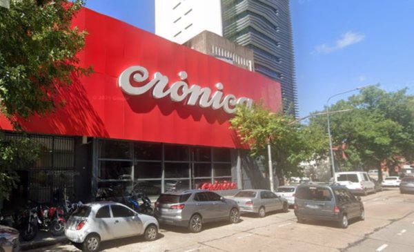 Operativo policial en la puerta de Crónica TV: un hombre con un cuchillo ingresó al canal por la fuerza