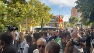 Vox se congrega ante el centro de menas de Hortaleza y reclama justicia