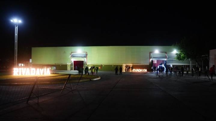 Rivadavia celebró con los docentes, pero prohibió el ingreso a la prensa