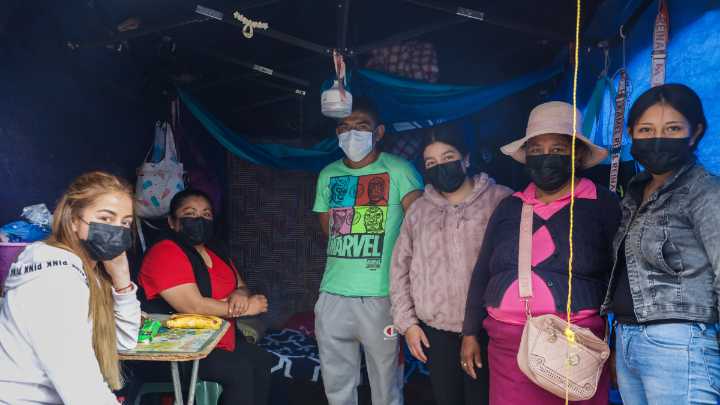 Entre lonas, ratas y lluvias viven padres afuera del Hospital del Niño
