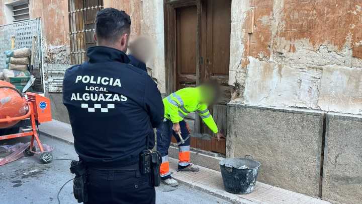 Echan a casi 100 okupas de un pueblo de Murcia después de hacer esto en las puertas de las casas que ocupan: es totalmente legal