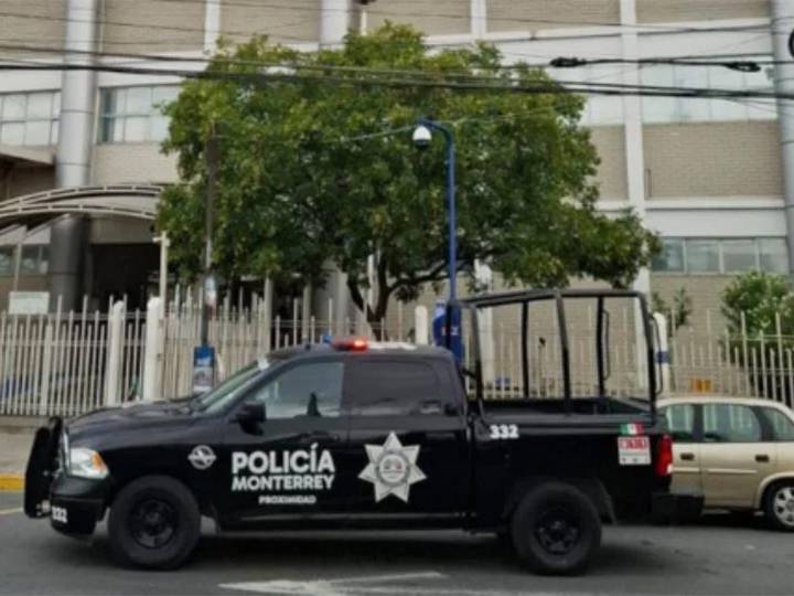 Alumno de prepa golpea a su compañera de clase