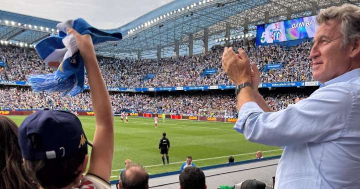 Feijóo, un padrazo a sus 63 años celebrando la victoria del Dépor con su hijo Alberto en Riazor