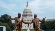 Trump y Epstein de la mano: instalan una polémica estatua frente al Capitolio de Estados Unidos