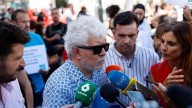 Almodóvar defiende las protestas contra el genocidio en Gaza en La Vuelta: "Los políticos tienen que oír lo que dice la calle"