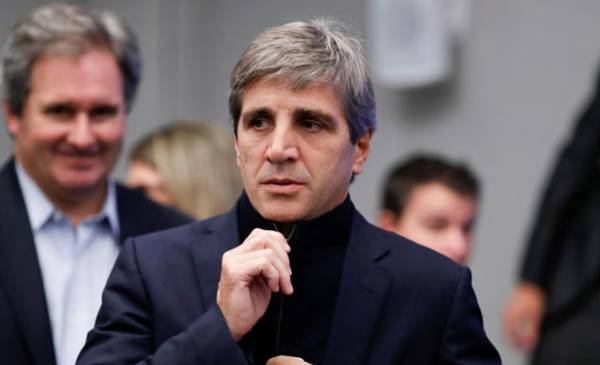 Caputo ratificó que el Banco Central seguirá vendiendo dólares para evitar sobresaltos