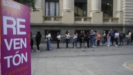 Fiebre por las carteras: largas filas en la peatonal Córdoba por el "reventón" de una marca rosarina