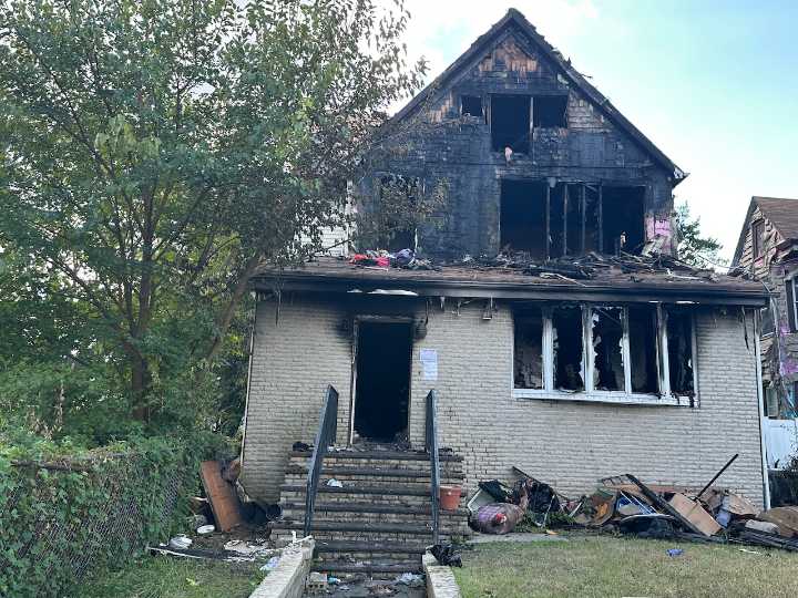 Woman jumps from second-story window onto mattress during Staten Island fire