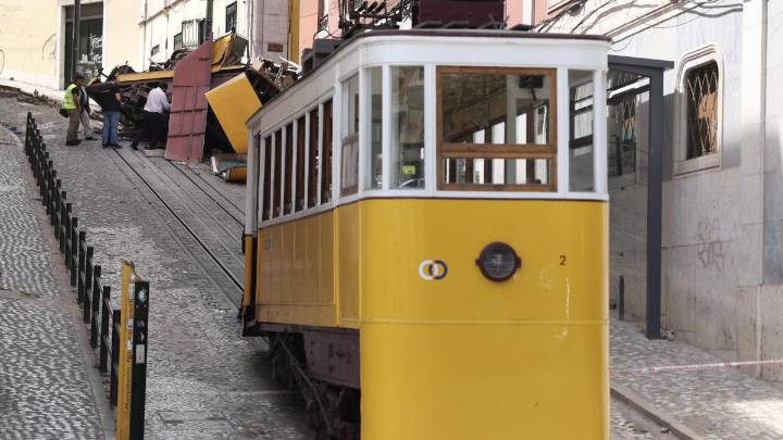 Los técnicos argumentan que cedió el cable subterráneo entre los vagones del funicular en Lisboa