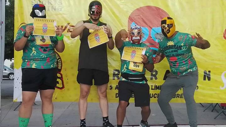 Rudos y técnicos toman las calles; Nuevo Laredo vive su primera carrera atlética de lucha libre