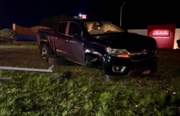 Aparatoso choque derriba poste en la carretera Chihuahua