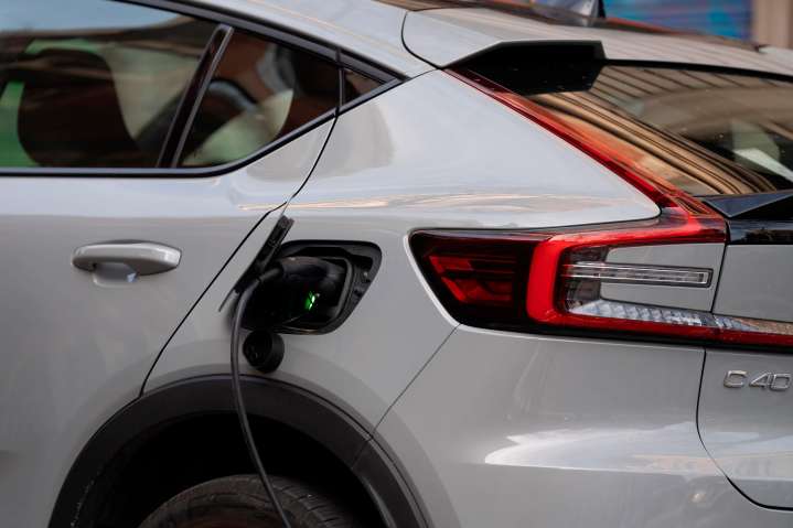 El mercado del motor sigue su tendencia al alza en Huelva con 350 coches vendidos más que hace un año