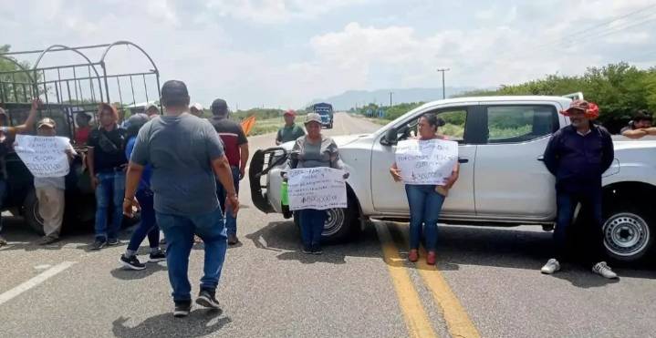 Habitantes de Guichixu bloquean carretera federal en Oaxaca: acusan desvío de recursos por parte del alcalde