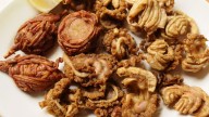 Parecen torreznos pero sólo existen en Madrid: son muy baratos y en España nadie quiere probarlos