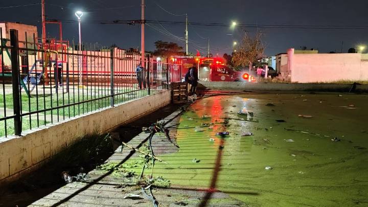 Joven muere ahogado en pozo de aguas negras en Torreón; sus amigos intentan salvarlo