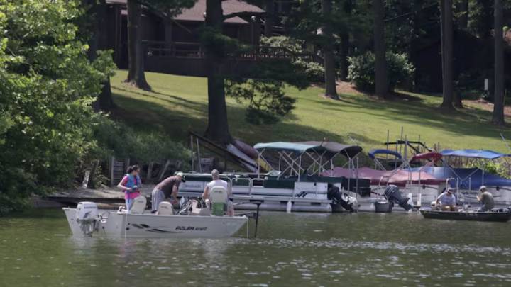 Madre de cuatro hijos ahogó al de 4 años en un lago pensando que un pez se lo tragaría