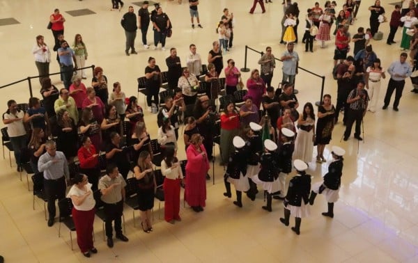 Alumnos de primaria y secundaria rinden homenaje patrio en Pueblito Mexicano