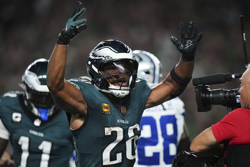 Lightning halts Super Bowl Eagles' season opener against Cowboys