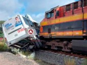 Choque entre tren y camión deja cinco muertos en Guanajuato