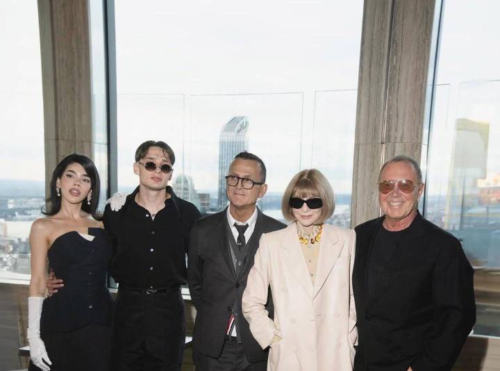 ‘Brillan’ Peso Pluma y Kenia Os junto a Anna Wintour en la Semana de la Moda