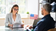 Esta es la ropa por la que le podrían negar la visa americana en la entrevista consular: no cometa el error